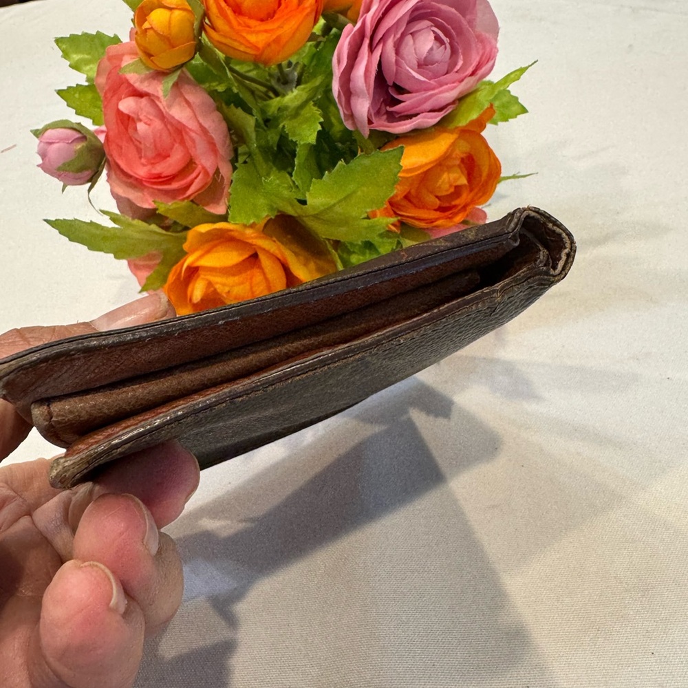 Authentic Louis Vuitton men’s wallet - Picture 4 of 12